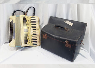 Large Accordian w/ Case