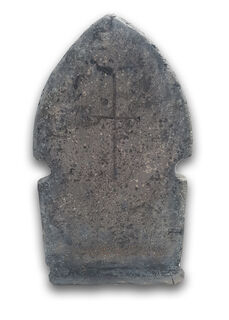 Gravestone Large G - Pointed w/ Engraved Cross (H: 1.2m x W: 0.7m)
