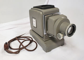 Karator Slide Projector w/ Case (H: 29cm D: 18cm L: 45cm)