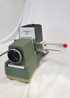 Argus 300 Slide Projector w/ Case (H: 20cm W: 27cm D: 12cm)