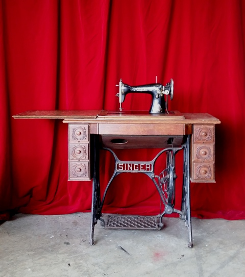 Sewing Machine in Table (H: 74cm L: 90cm D: 40cm