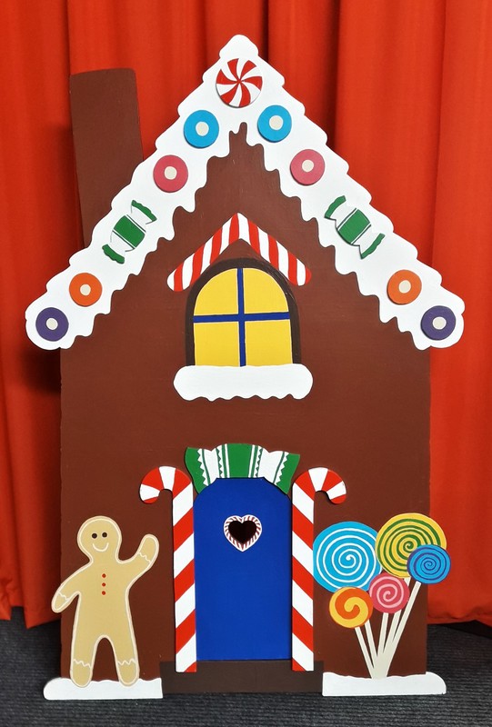 Gingerbread House (H: 1.4m x W: 1m)