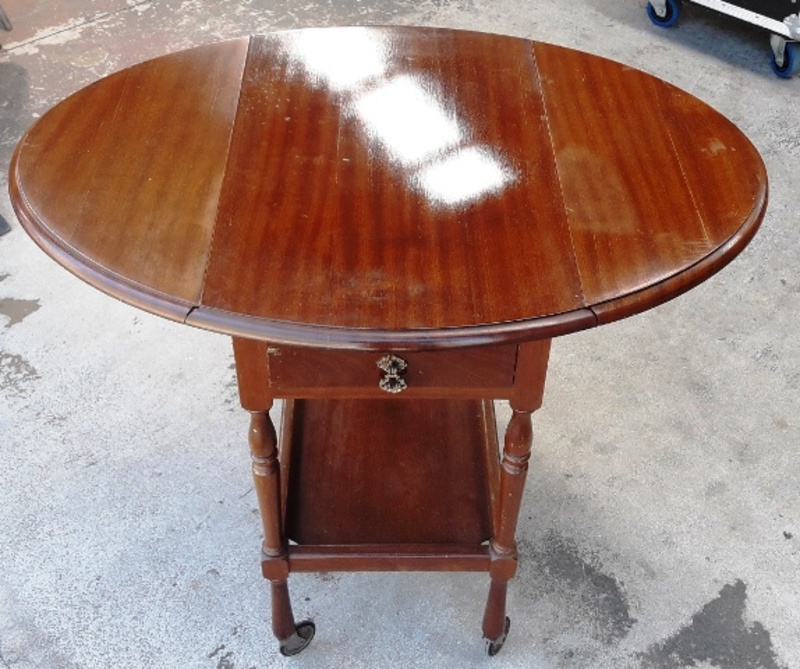 Table Oval Folding Sides (H: 66cm x W: 93cm x D: 67cm)