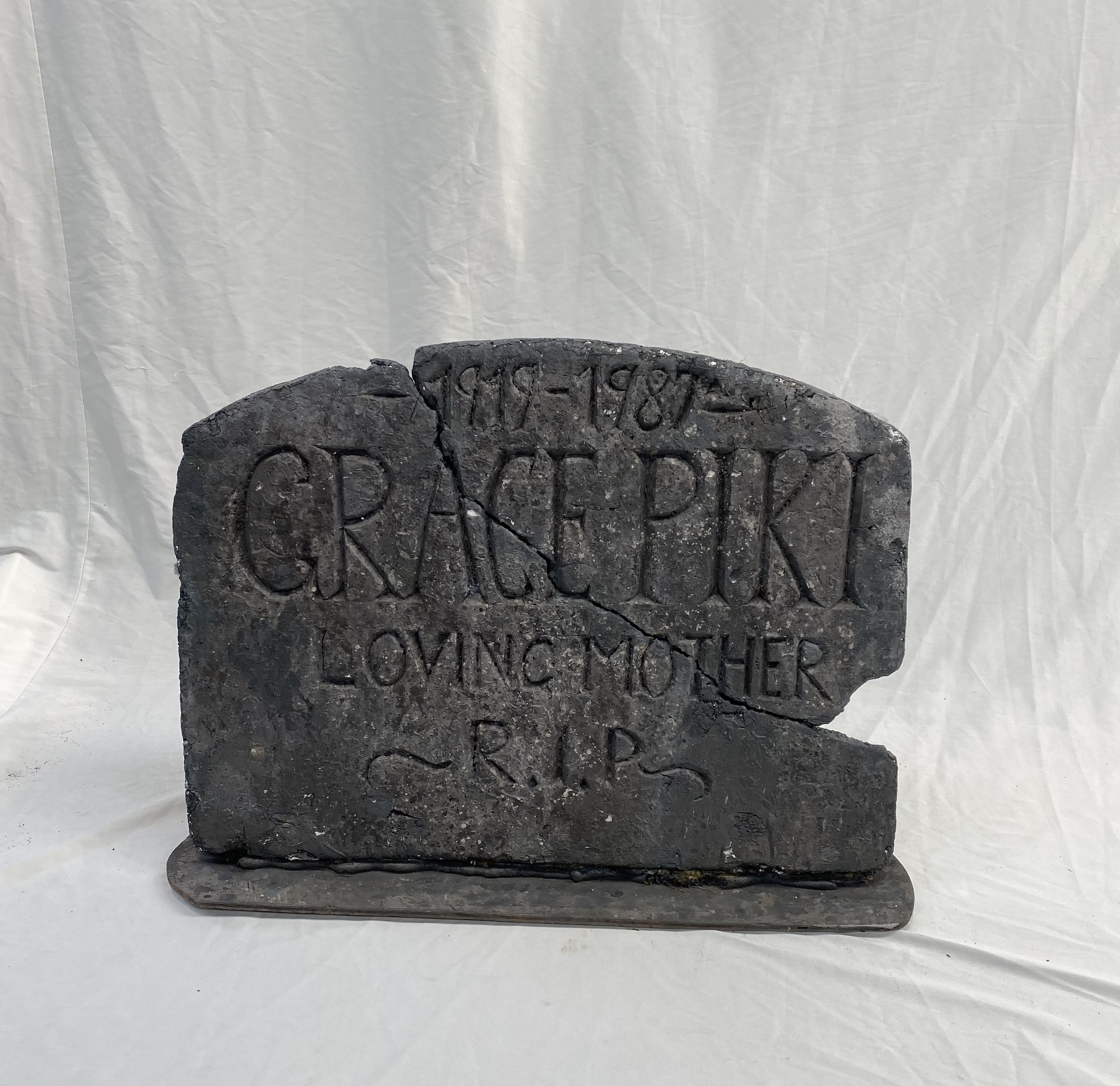 Gravestone Small #5 (W: 69cm x H: 51cm)
