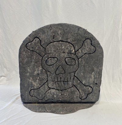 Gravestone Small #8 - Skull & Crossbones (W: 0.66m x H: 0.64m)