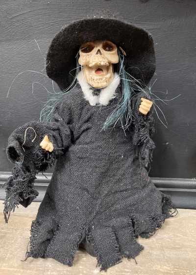 Skeleton Witch Small (H: 25cm)