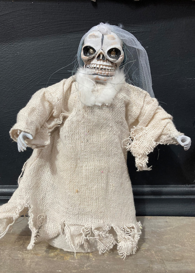 Skeleton In Dress Small (H: 20cm)
