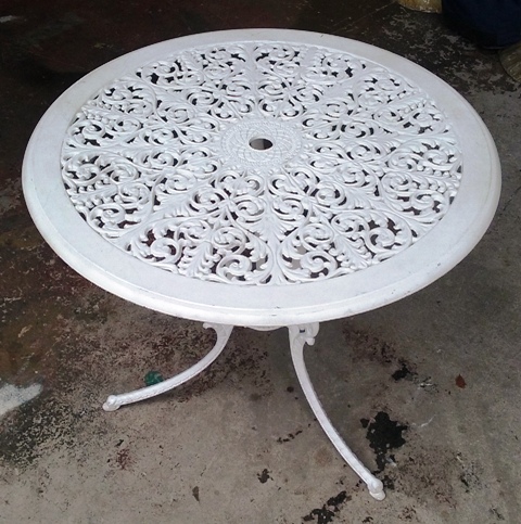 Table White Wrought Iron Outdoor, Small (65cm high x 70cm diameter).