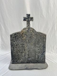 Gravestone w/ Cross L - Round Top (W: 0.61m x H: 0.86m)