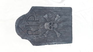 Gravestone Small #34 - RIP w/ Skull & Crossbones (H: 0.55m x W: 0.37m)