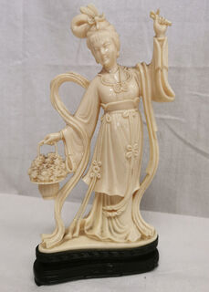 Asian Woman Ornament, Cream (H: 28cm x L: 13cm x D: 7cm)
