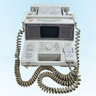 Defibrillator #1 HP 43120A 80’s (H: 21.5cm x L: 35cm x D: 43cm)