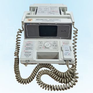 Defibrillator #1 HP 43120A 80’s (H: 21.5cm x L: 35cm x D: 43cm)